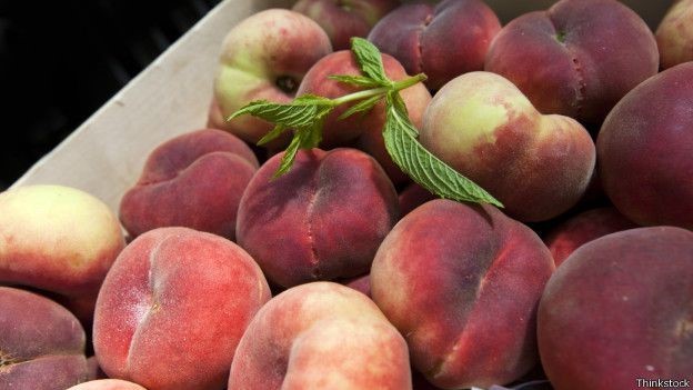 Frutas menos comuns, como pêssego, foram oferecidas a crianças em Portugal (Foto: Thinkstock/BBC)